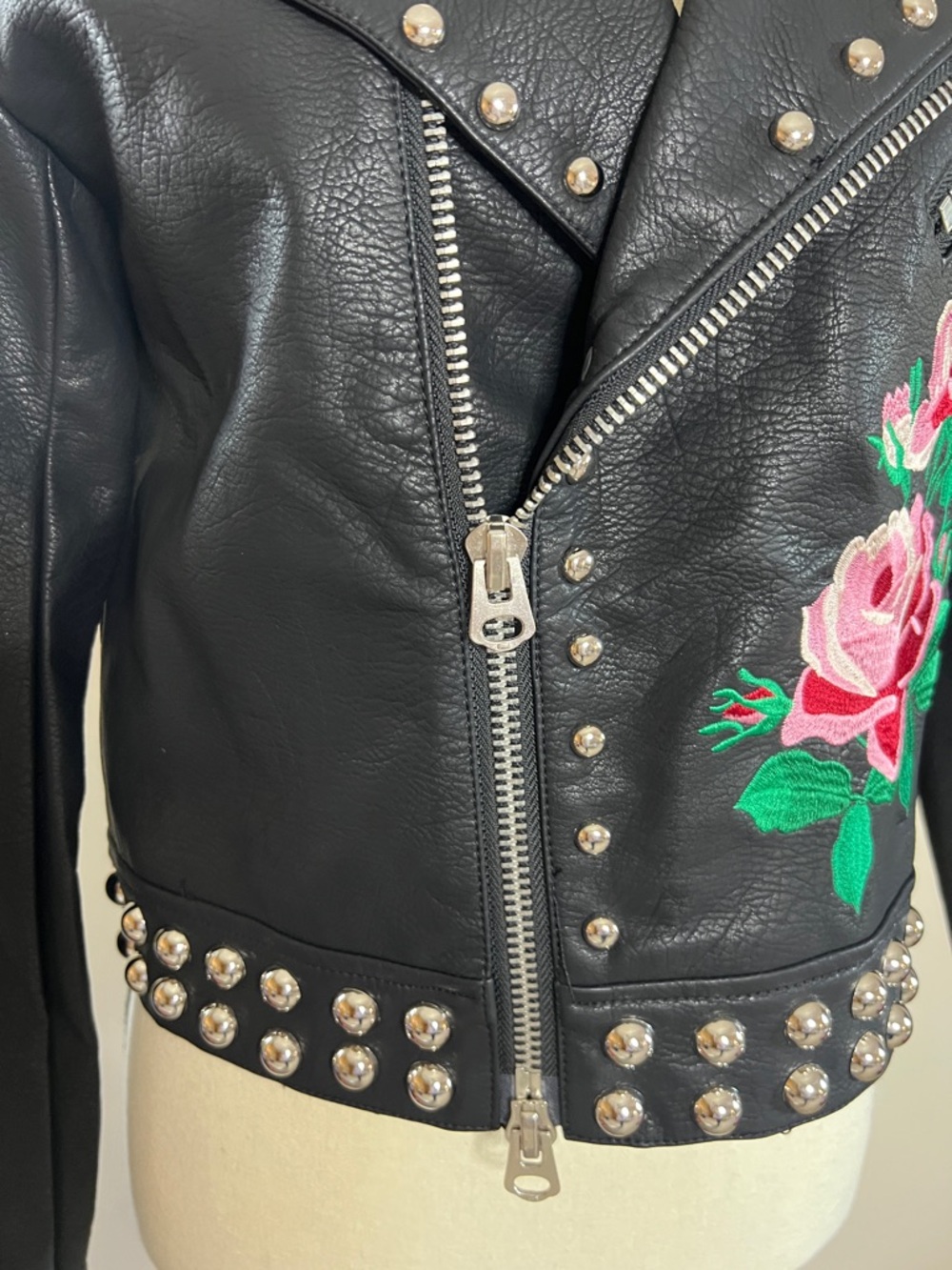 🌸🌹💐🌺Black Floral Studded Vegan Leather Moto Jacket - Picture 4 of 9